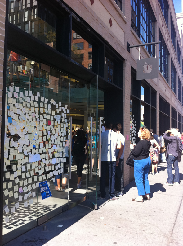 Street Buzz:  Core of Apple Fans Memorialize Steve Jobs